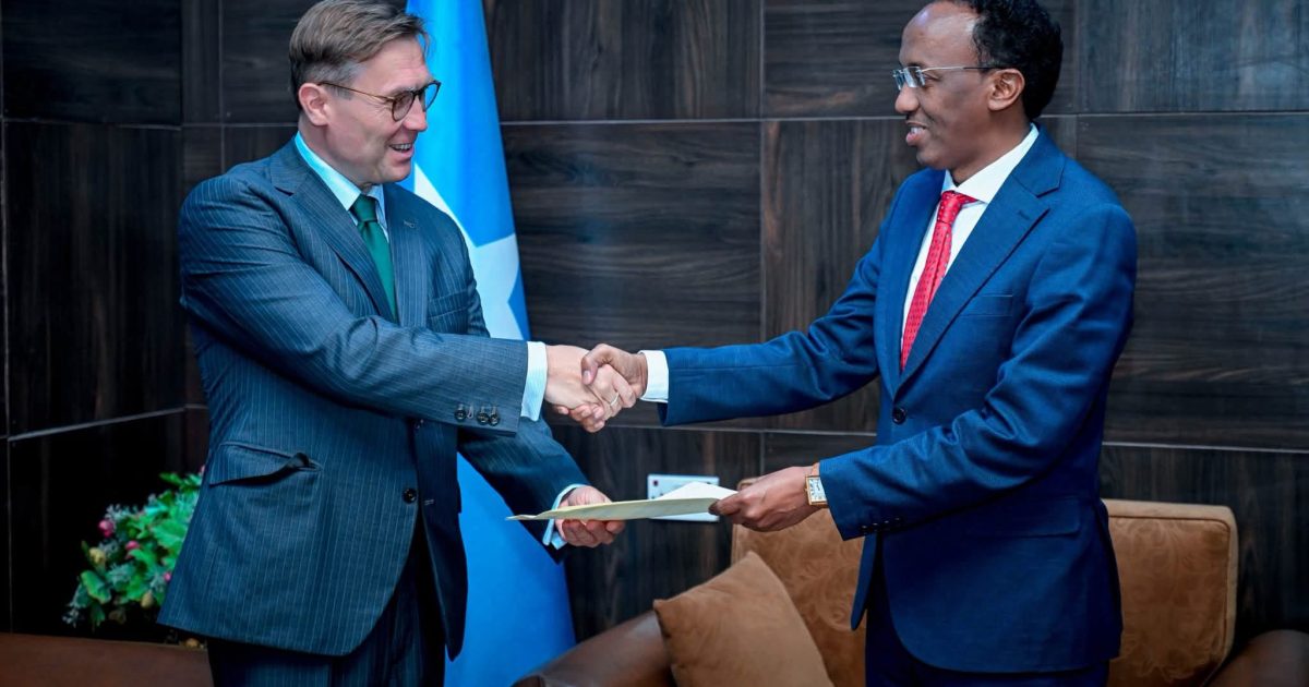 Wasiir Ku-xigeenka Wasaaradda Arrimaha Dibadda oo waraaqaha aqoonsiga ka guddoomay Safiirka Midowga Yurub Ee Soomaaliya