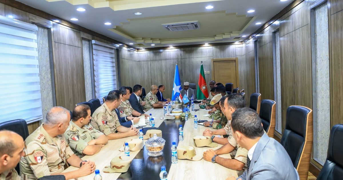 Wasiirka Gaashaandhigga oo qaabilay Danjiraha Masar iyo Wafdi Saraakiil Ciidan