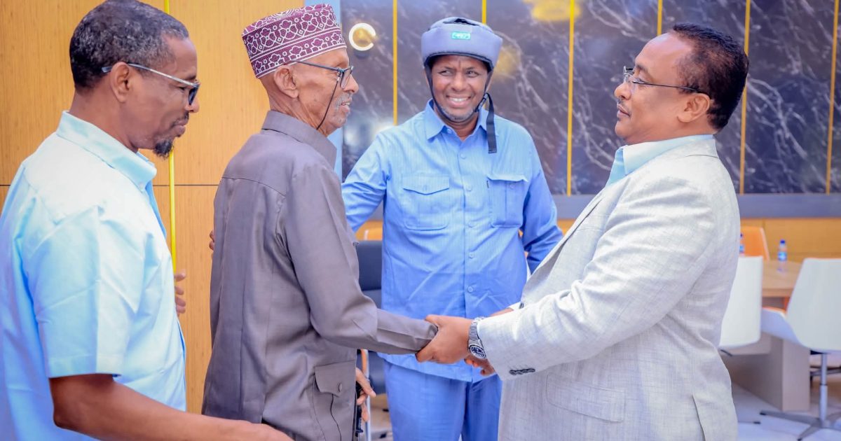 Guddoomiyaha Gobolka Banaadir oo xafiiskiisa ku qaabilay Abwaan Mustafa Sheekh Cilmi