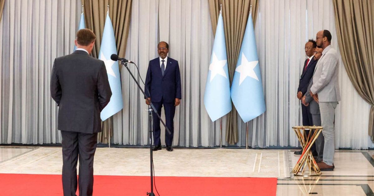 Madaxweynaha JFS oo warqadaha aqoonsiga Danjirenino ka guddoomay Safiirada cusub ee Turkiga & Midowga Yurub
