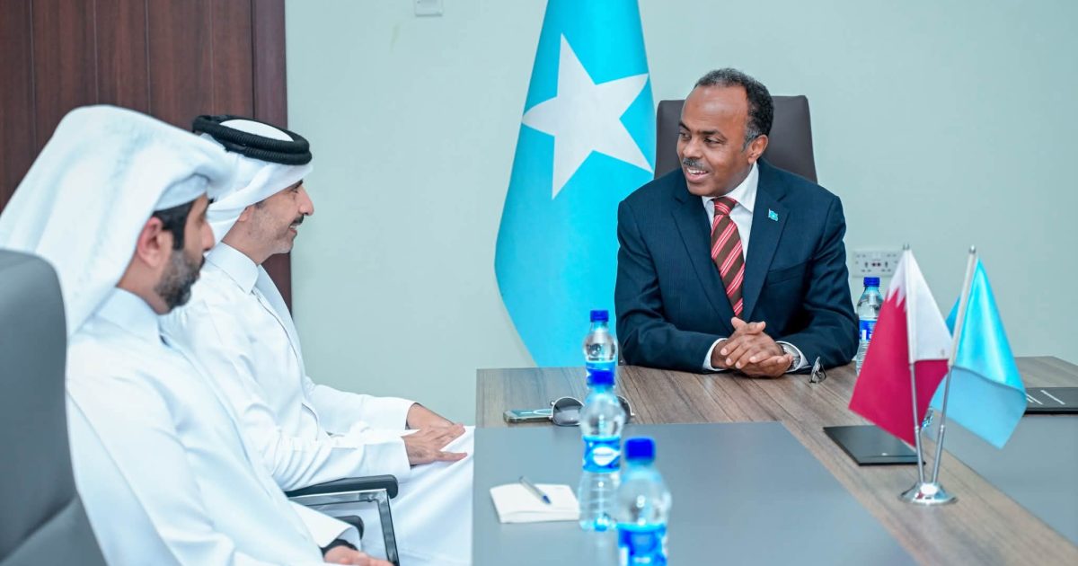 Wasiiru-dowlaha  Arrimaha Dibadda iyo Safiirka Qatar oo ka wada hadlay xoojinta iskaashiga labada dal